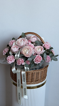 Корзина з рожевих ранункулюсів, гвоздик та евкаліпту