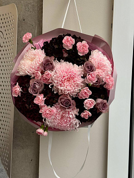 Букет з гортензій Magical Rubyred, троянд Memory Lane, хризантем Tutu та гвоздики Athena 