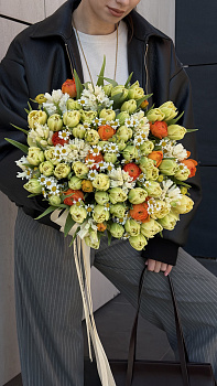Букет з жовто-зелених тюльпанів, помаранчевих ранункулюсів та ромашок