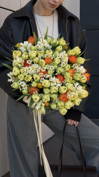 Букет з жовто-зелених тюльпанів, помаранчевих ранункулюсів та ромашок