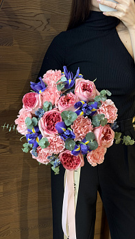 Букет з рожевих півонієподібних троянд, ірисів та евкаліпту