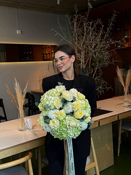 Букет з гортензій, троянд, жоржин, гвоздик та евкаліпту 