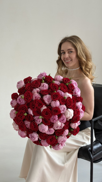 Букет з червоних троянд та рожевих півоній