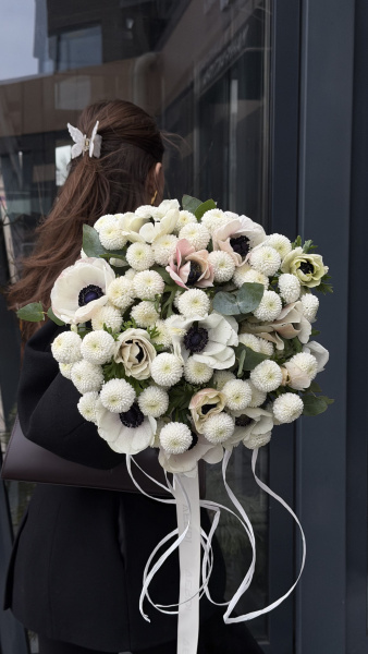 Букет з білих анемон та кулястих хризантем з евкаліптом