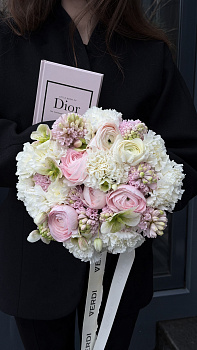 Букет з рожевих ранункулюсів, гіацинтів та білих гвоздик