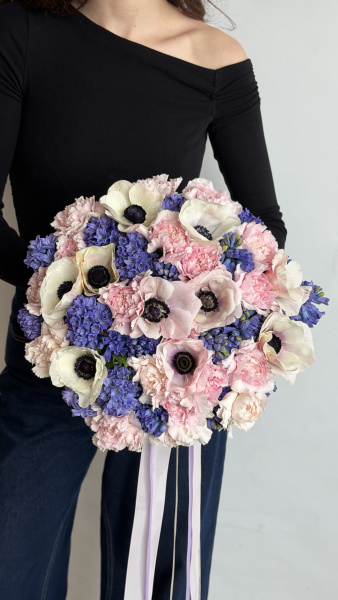 Букет з білих анемонів, фіолетових гіацинтів та рожевих гвоздик