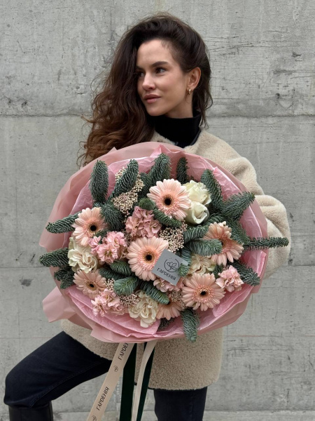 Букет з гербер Marakon, озатамнусу TAL Pink, матіоли Apricot, троянд Cotton Xpression та ялинки Nobilis