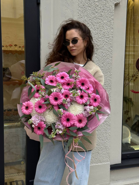 Букет з хризантем Tutu, матіоли Iron Cherry, гербер Talent та евкаліпту 