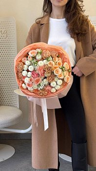 Букет з персикових троянд, гвоздик та білих хризантем у ніжному пакуванні