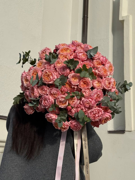 Букет з троянд Julietta та евкаліпту 