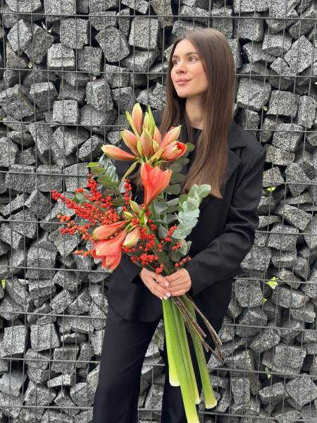 Букет з амарилісу Desire, ілексу Orange та евкаліпту 