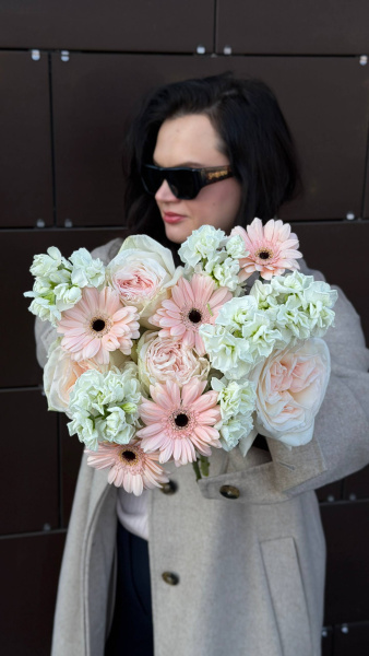Букет з кремових піоноподібних троянд, ніжних гербер та матіоли