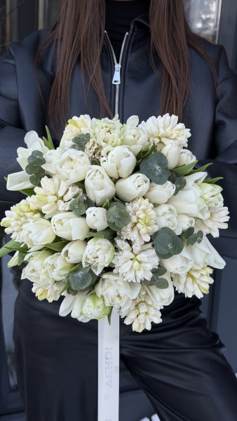 Букет з білих тюльпанів, гіацинтів та евкаліпту