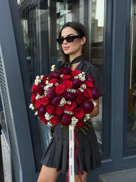 Букет з троянд, жоржин та вакси