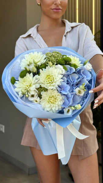 Букет з гортензій, жоржин, еустоми та целозії