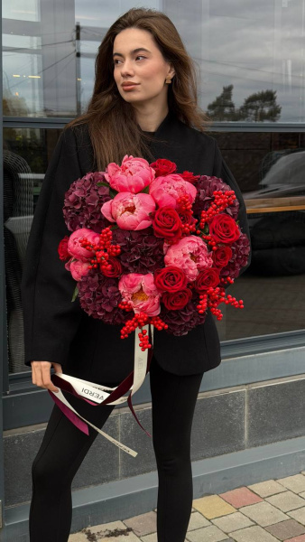 Букет з півоній Coral Charm, гортензій Dark Ruby, троянд In Love та ілексу