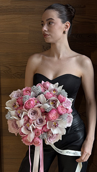 Букет з піоноподібних троянд, орхідей цимбідіум та сріблястого декору