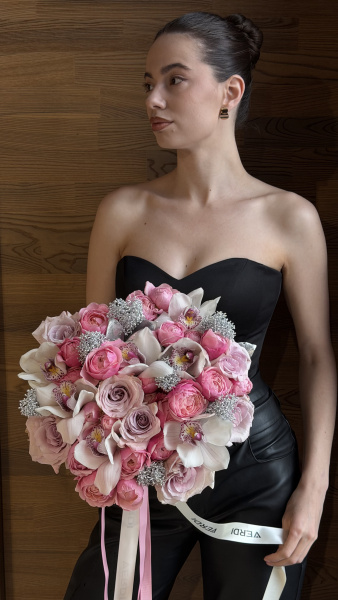 Букет з піоноподібних троянд, орхідей цимбідіум та сріблястого декору