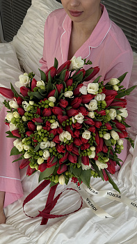 Букет з червоних тюльпанів та білої фрезії