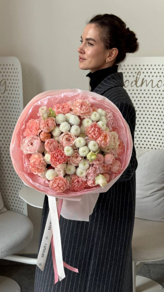 Букет з персикових півонієподібних троянд, гвоздик та білих хризантем у рожевому пакуванні