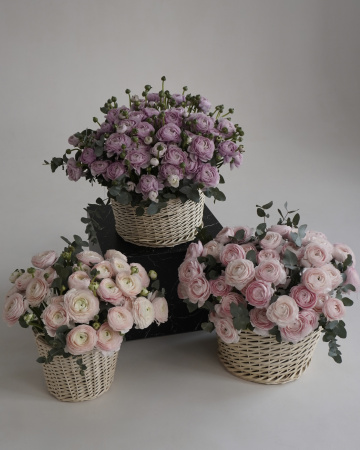 Корзини з ніжно-рожевих ранункулюсів та евкаліпту