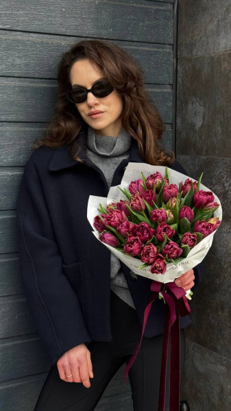 Букет з півонієподібних тюльпанів насиченого винного кольору