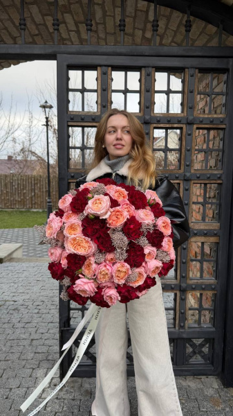 Букет з троянд Hearts, троянд Julietta та скімії 