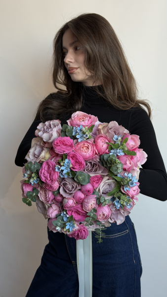 Букет з піоноподібних троянд, оксипеталуму та евкаліпту