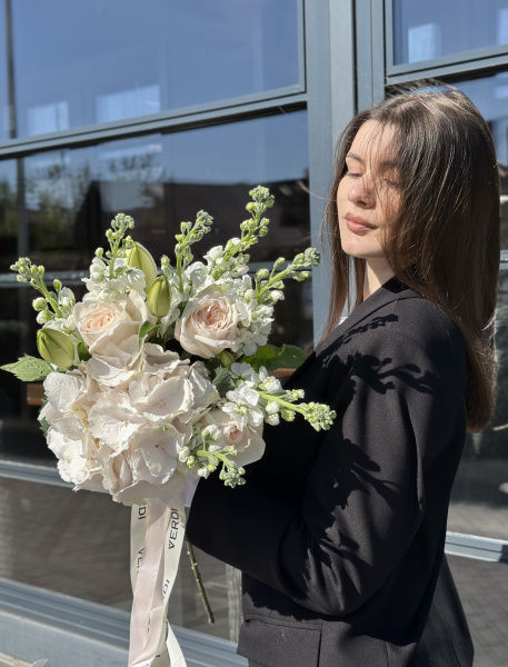 Букет з гортензій, матіоли, лілій та троянд 