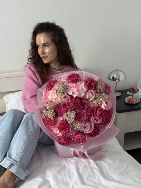 Букет з рожевих півонієподібних троянд, гвоздик та гортензії у рожевому пакуванні