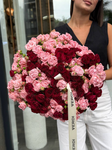 Букет з кущової троянди Red Trensetter та Pink Floyd