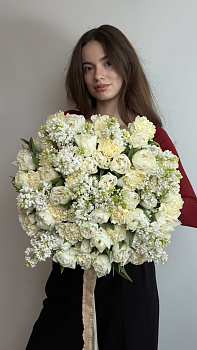 Букет з білих піоноподібних тюльпанів та бузку