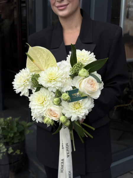 Букет з жоржин, антуріуму, кущової троянди та евкаліпту 