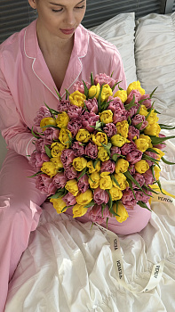 Букет з міксу жовтих та рожевих півонієподібних тюльпанів