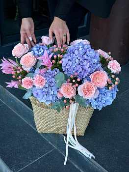 Композиція з гортензій, троянд, хіперікуму та лілій 