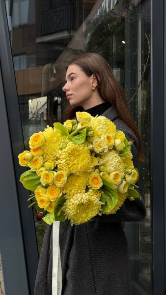 Букет з антуріуму Grand Slam, троянд Lemon Transetter та хризантеми Magnum Yellow