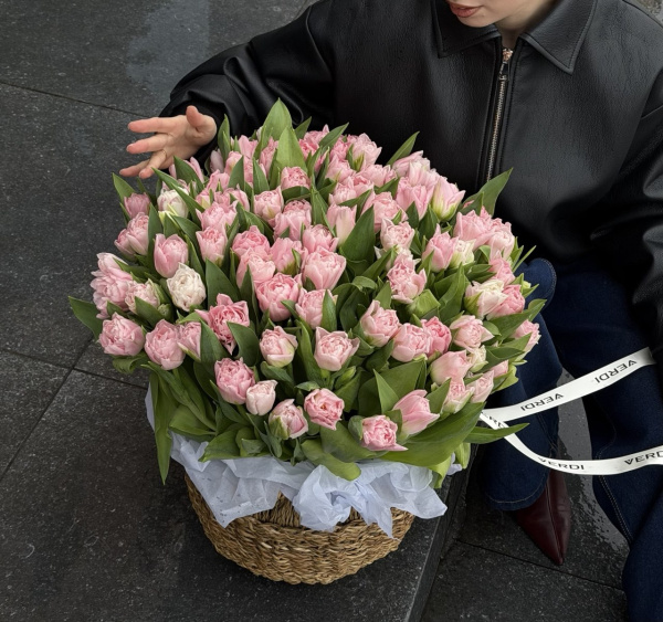 Корзина з 101 рожевого півонієподібного тюльпана