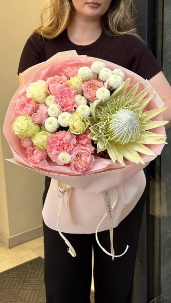 Букет з протеї, гвоздик, сантіні та троянд