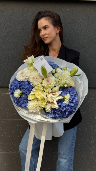 Букет з гортензій, лілій, троянд, жоржин та фрезій