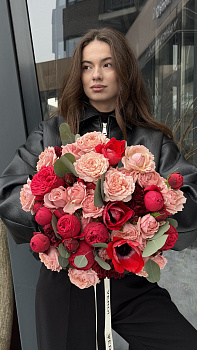 Букет з піоноподібних троянд, червоних анемон та евкаліпту