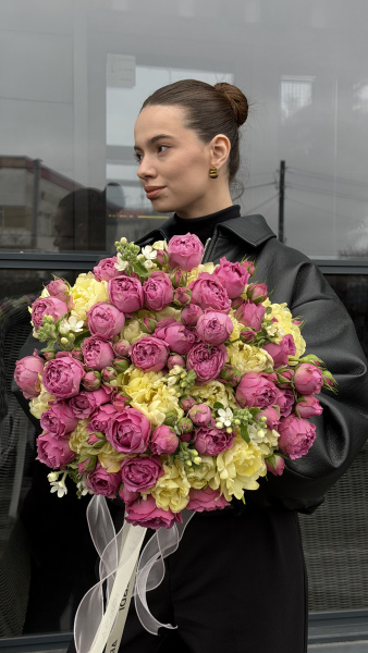 Букет з яскраво-рожевих піоноподібних троянд та жовтих тюльпанів з матіолою