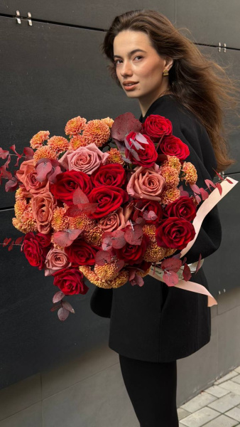 Букет з хризантем Ellison Salmon, троянд Barista, ироянд In Love та евкаліпту