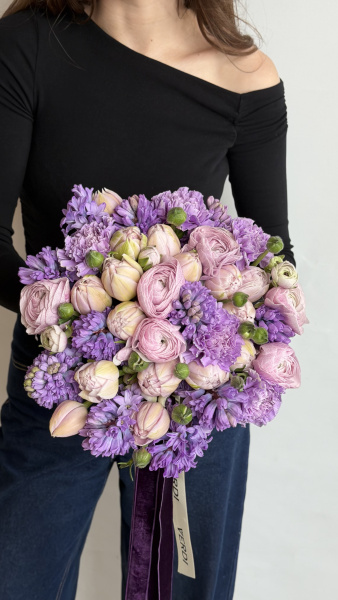 Букет з бузкових ранункулюсів, тюльпанів та гіацинтів