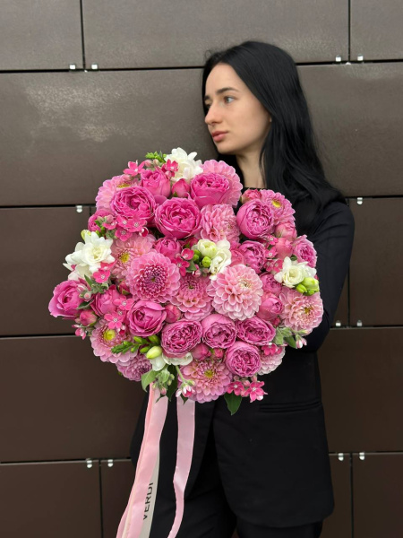 Букет з жоржин, фрезій, та оксипеталума 