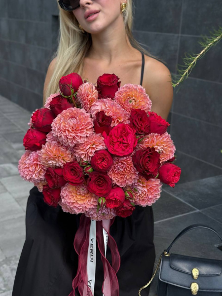 Букет з жоржин та троянд