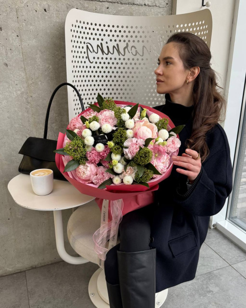 Букет з рожевих півоній, гвоздик та білих хризантем у червоному пакуванні