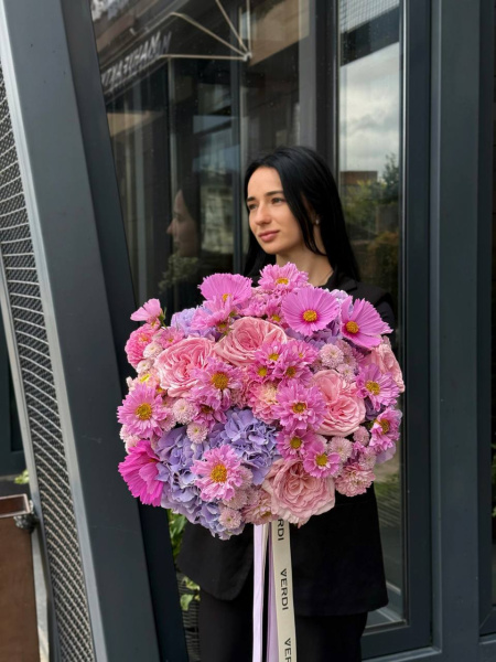 Букет з гортензій, троянд, жоржин та сантіні 