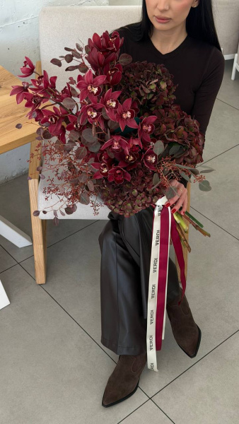 Букет з гортензій Magical Rubyred, орхідей та евкаліпту 