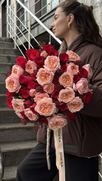 Букет з піоноподібних та класичних троянд з гілочками скімії