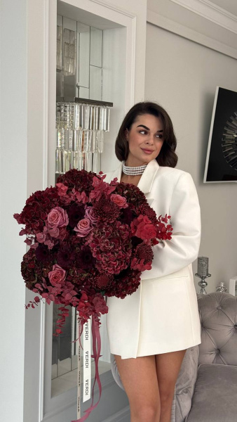 Букет з гортензій Ruby, гербер Dark Night, хризантем Bigoudi Red, хризантем Safina Dark, троянд Barista та евкаліпту 